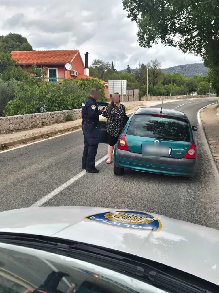 Bizaran prizor! Žena kod Šibenika vozila bez guma, uhićena je