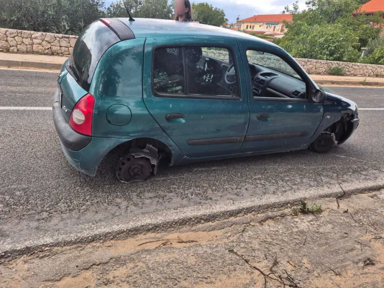 Bizaran prizor! Žena kod Šibenika vozila bez guma, uhićena je