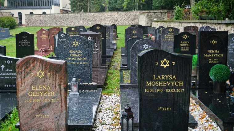 Mislili su da su poludjeli kada su ovo ugledali: Nevjerojatno što je otac napravio na grobu svoje kćeri