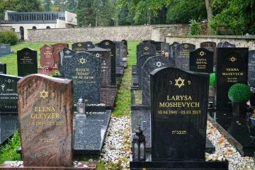 Mislili su da su poludjeli kada su ovo ugledali: Nevjerojatno što je otac napravio na grobu svoje kćeri