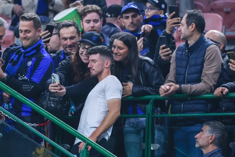 Emotivni trenutak na Meazzi: Sučić darovao dres treneru koji ga je stvorio