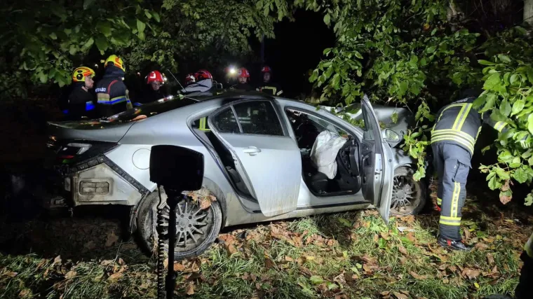 Smrskani auto u grmlju, mladi vozač poginuo na mjestu: Stižu prvi prizori tragedije u Slavoniji