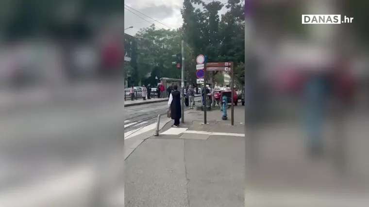 Taksi zaglavio u tračnicama i upao u probleme u centru Zagreba