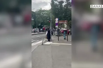 Taksi zaglavio u tračnicama i upao u probleme u centru Zagreba