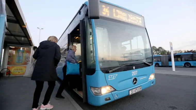 Muškarac s puškom stajao na stanici: Ljudi se razbježali, a on ušao u autobus