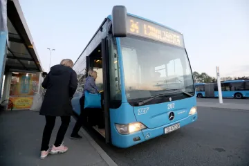 Muškarac s puškom stajao na stanici: Ljudi se razbježali, a on ušao u autobus