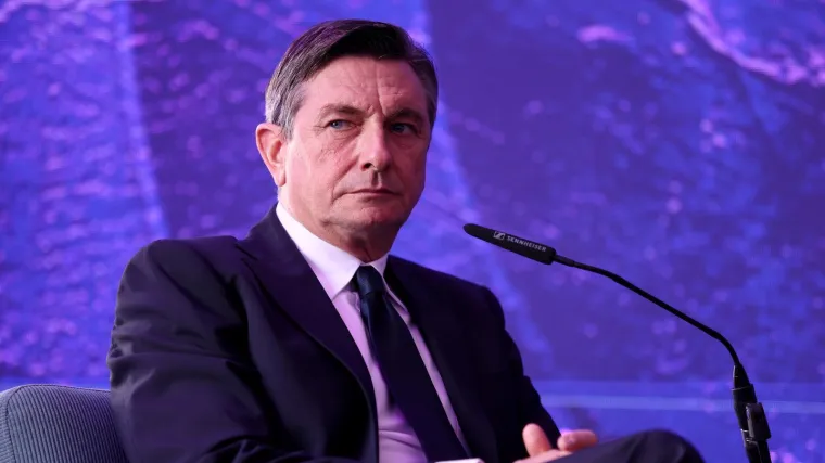 Borut Pahor pozirao poput manekena šetajući plažom: 'Valovi u nogama, radost u srcu'