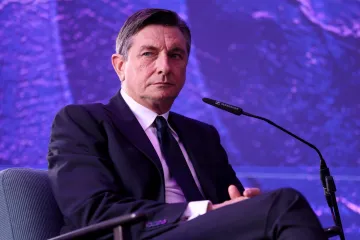 Borut Pahor pozirao poput manekena šetajući plažom: 'Valovi u nogama, radost u srcu'