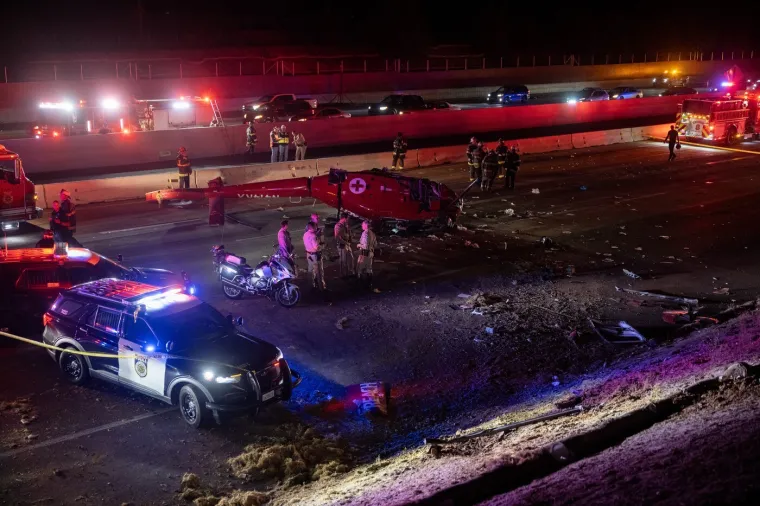 Žena ostala zarobljena ispod helikoptera koji se srušio na autocestu, izvlačilo je 15 ljudi