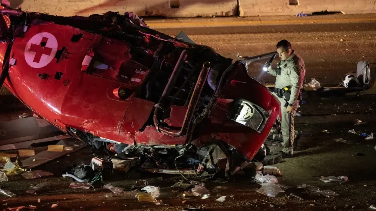 Žena ostala zarobljena ispod helikoptera koji se srušio na autocestu, izvlačilo je 15 ljudi