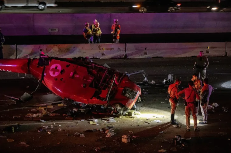 Žena ostala zarobljena ispod helikoptera koji se srušio na autocestu, izvlačilo je 15 ljudi