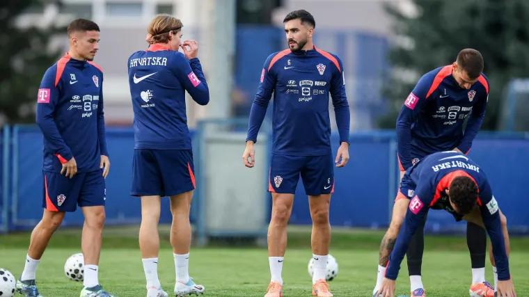 Jeste li primjetili? Dominik Livaković u zagrljaju posebne osobe u stožeru Zlatka Dalića