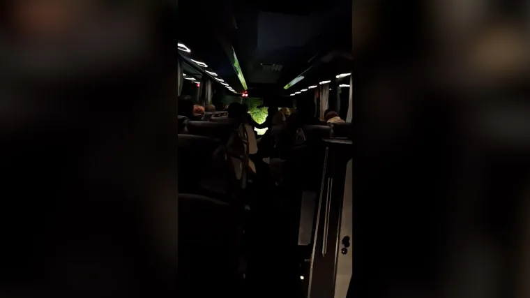 Panika u 'izgubljenom' autobusu: Vozač busa krivo skrenuo i završio na makadamu