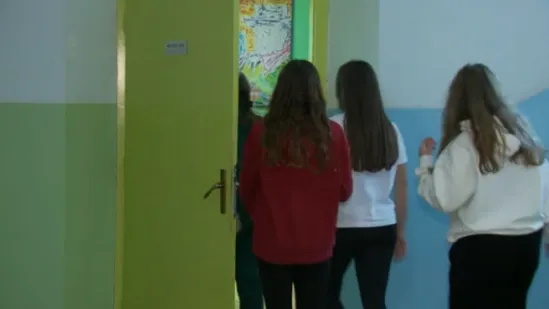 Rigorozna pravila u OŠ Vrgorec: Evo kako izgleda nastava u kojoj su mobiteli zabranjeni