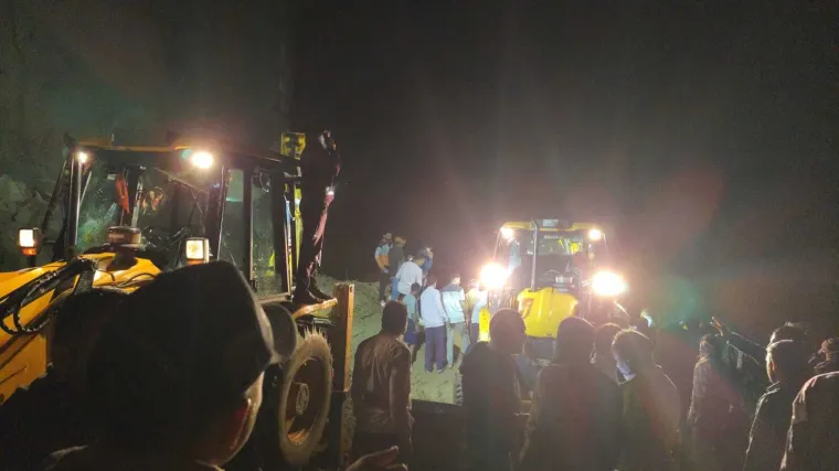 Brdo se srušilo na autobus: Najmanje 18 mrtvih, ostali zarobljeni ispod klizišta