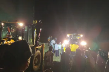 Brdo se srušilo na autobus: Najmanje 18 mrtvih, ostali zarobljeni ispod klizišta