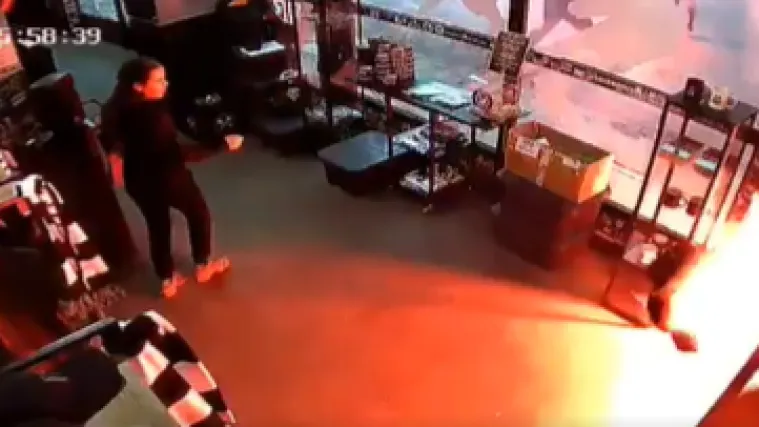 Šokantno! Brutalni sukob: Navijač suparniku gasio baklju o glavu