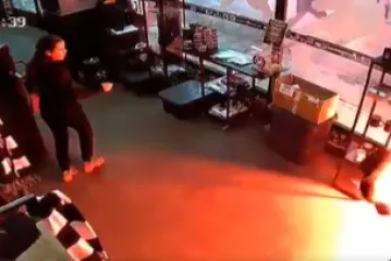 Šokantno! Brutalni sukob: Navijač suparniku gasio baklju o glavu