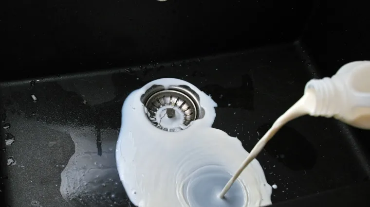 Ozbiljno upozorenje stiže od stručnjaka: Nikada ne prolijevajte mlijeko u sudoper