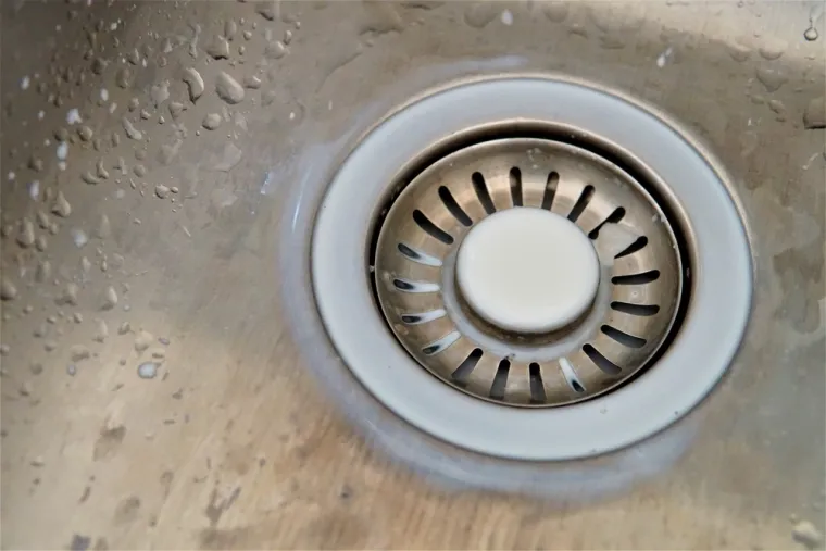 Ozbiljno upozorenje stiže od stručnjaka: Nikada ne prolijevajte mlijeko u sudoper