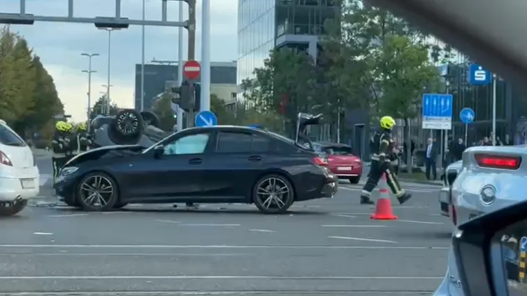 Krš i lom u centru Zagreba: 'Jedan je auto završio na krovu, vatrogasci izvlače osobu'