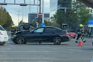 Krš i lom u centru Zagreba: 'Jedan je auto završio na krovu, vatrogasci izvlače osobu'