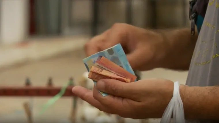 Radnik slučajno dobio 330 puta veću plaću, sud odlučio da je može zadržati!