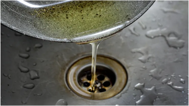 Stručnjakinja upozorava: Evo zašto nikada ne smijete izliti ulje u sudoper