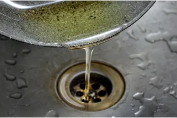 Stručnjakinja upozorava: Evo zašto nikada ne smijete izliti ulje u sudoper