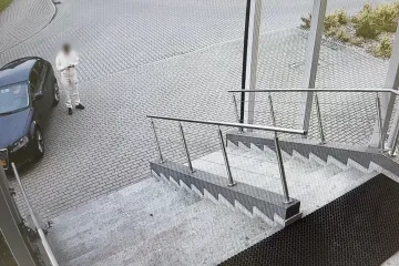 Pijan se dovezao pred policijsku postaju da priupita smije li takav sjediti za volanom