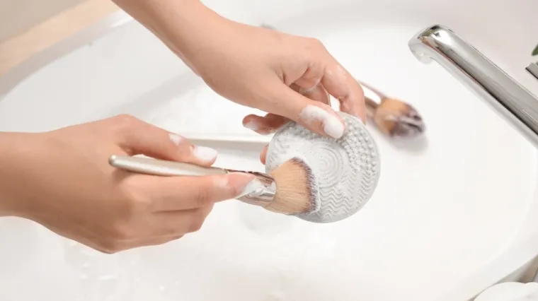 Kistovi za šminkanje prljaviji su nego što mislite: Stručnjaci savjetuju kako ih očistiti