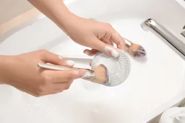 Kistovi za šminkanje prljaviji su nego što mislite: Stručnjaci savjetuju kako ih očistiti