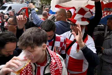 Hrvatski navijači uz ražanj napravili potpunu ludnicu: Stigle trube, a padaju i poljupci pod zastavom
