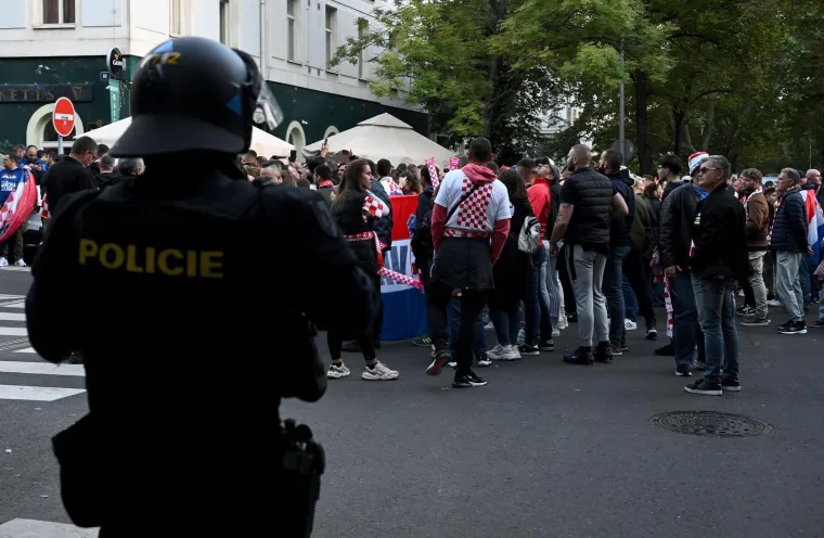 Hrvatski navijači u korteu idu do stadiona, na putu su doživjeli provokaciju