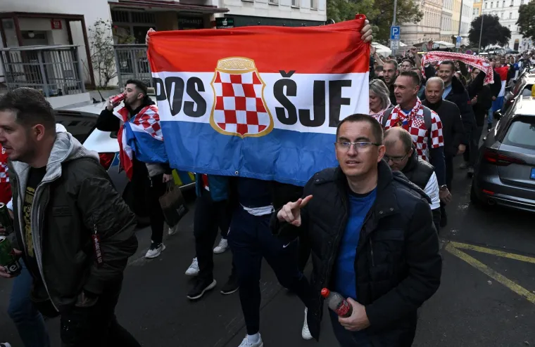 Hrvatski navijači u korteu idu do stadiona, na putu su doživjeli provokaciju