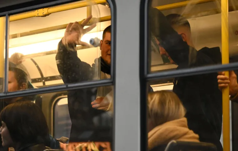 Hrvatski navijači u korteu idu do stadiona, na putu su doživjeli provokaciju