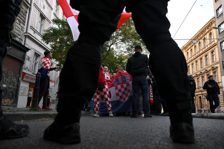 Hrvatski navijači u korteu idu do stadiona, na putu su doživjeli provokaciju
