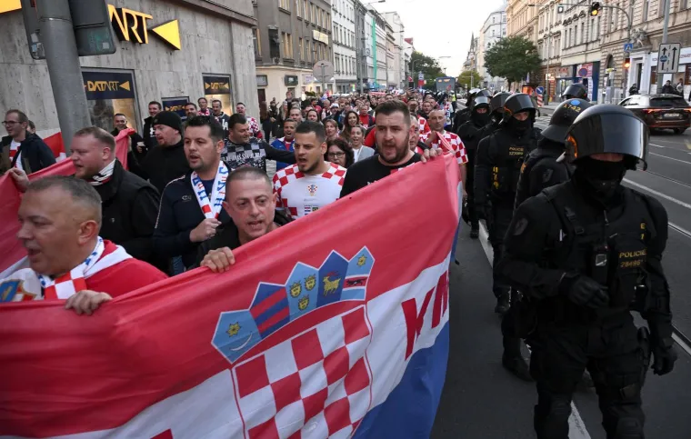 Hrvatski navijači u korteu idu do stadiona, na putu su doživjeli provokaciju