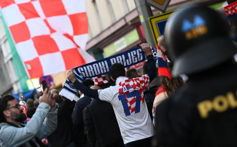Hrvatski navijači u korteu idu do stadiona, na putu su doživjeli provokaciju