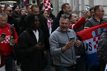 Hrvatski navijači u korteu idu do stadiona, na putu su doživjeli provokaciju