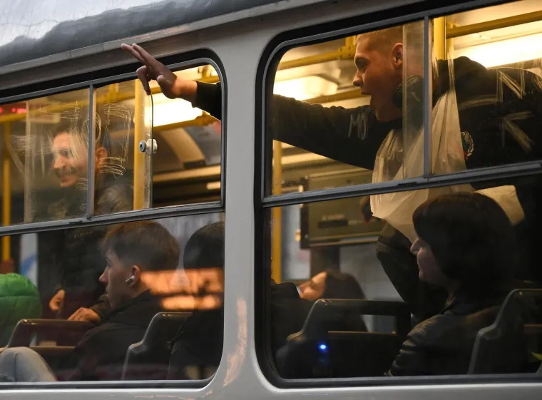 Hrvatski navijači u korteu idu do stadiona, na putu su doživjeli provokaciju
