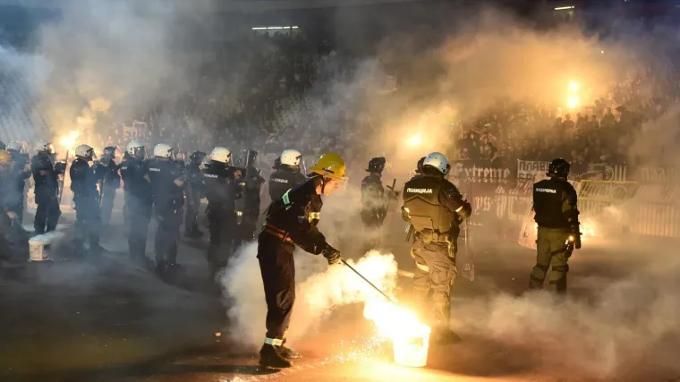 Napeto u Leskovcu uoči derbija Srbije i Albanije: Policija uhitila navijača s zabranjenim rekvizitima!
