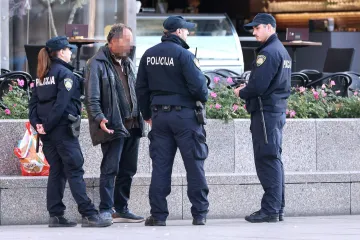 Ovaj muškarac dane provodi na glavnom trgu: Policajci su ga opkolili, evo što su otkrili