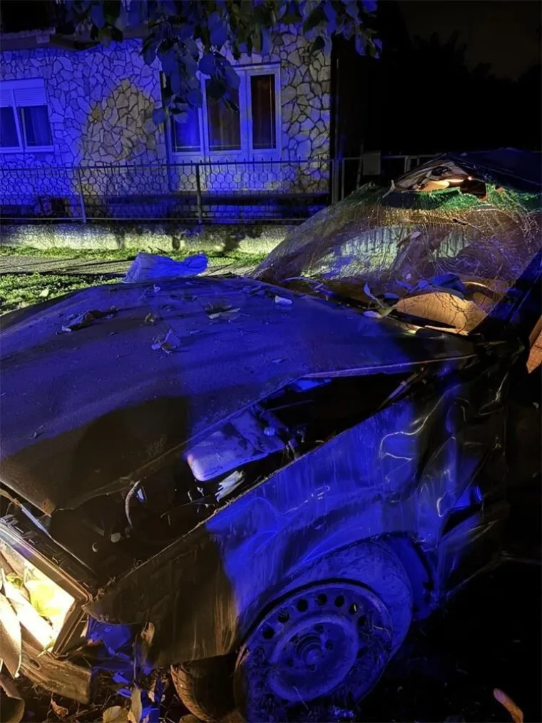 Divljao pijan i bez vozačke pa završio u kanalu: Teško je ozlijeđen, a auto zgužvan