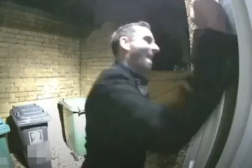 Zastrašujuća snimka: Razvalio ženina vrata nakon što je dečku poslao jezivu prijetnju