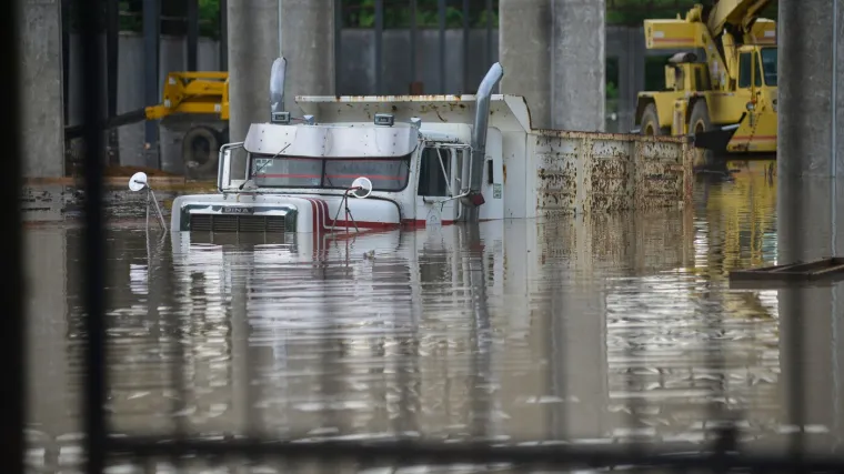 Pogodile ih jake kiše, među 23 poginulih je i dijete te policajac