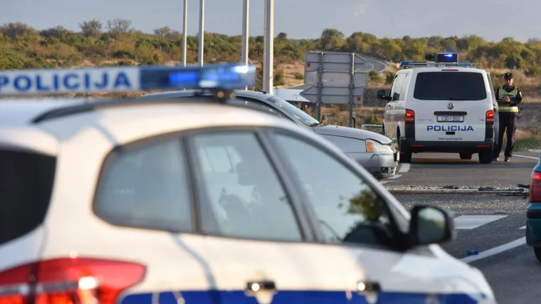 Strava u Dalmaciji! Sletjeli s ceste i zabili se u stijenu: Ozlijeđeni vozač i dijete