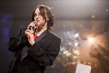 Drama na koncertu pop zvijezde: Obuzdali nasilnog obožavatelja, policija brzo reagirala