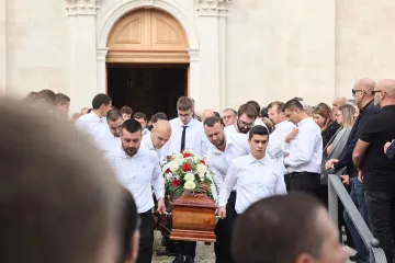 Dalmacija zavijena u crno: Pogledajte posljednji ispraćaj poginulih planinara