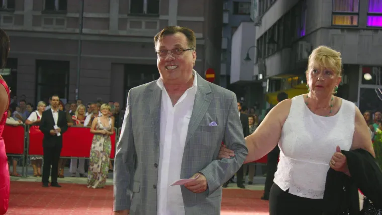 Kruži jedna od posljednjih snimki Halida Bešlića: U rodnom kraju u zagrljaju supruge